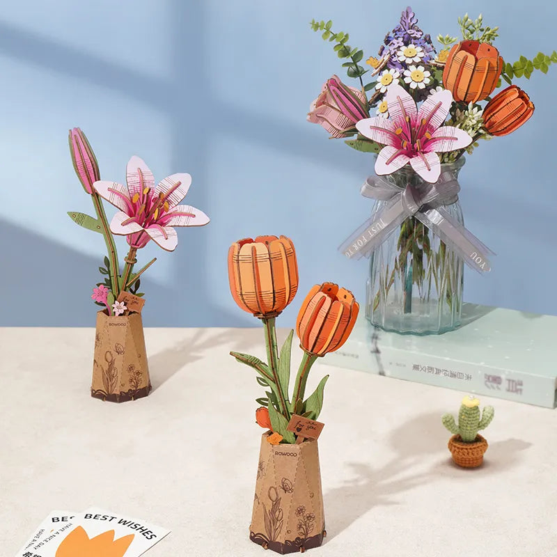 Orange Tulip en su jarrón junto a otras flores de madera decorativas.