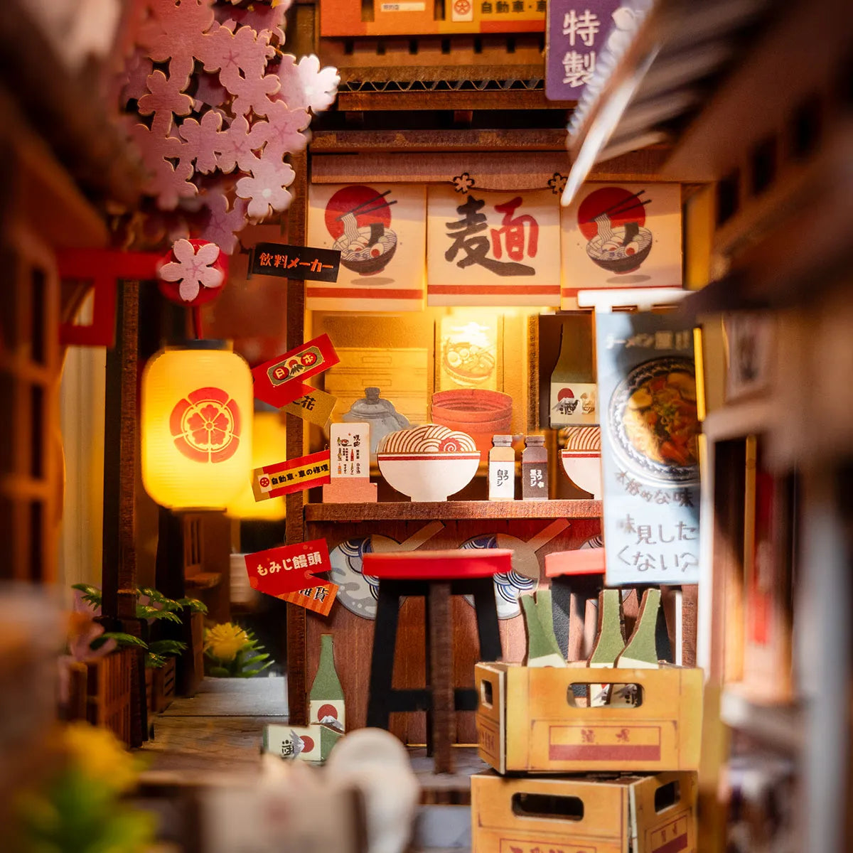 Detalle de los faroles, taburetes y letreros del interior de Sakura Wine Alley.