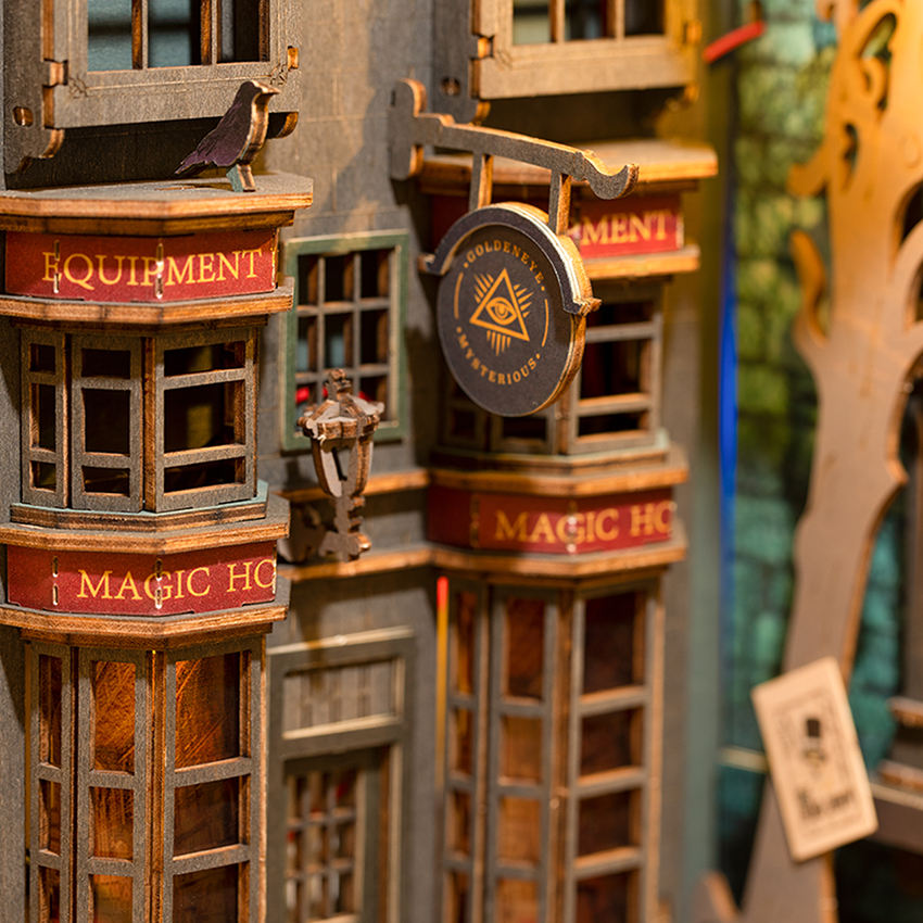 Detalle de los escaparates y letreros del callejón de Magic House.