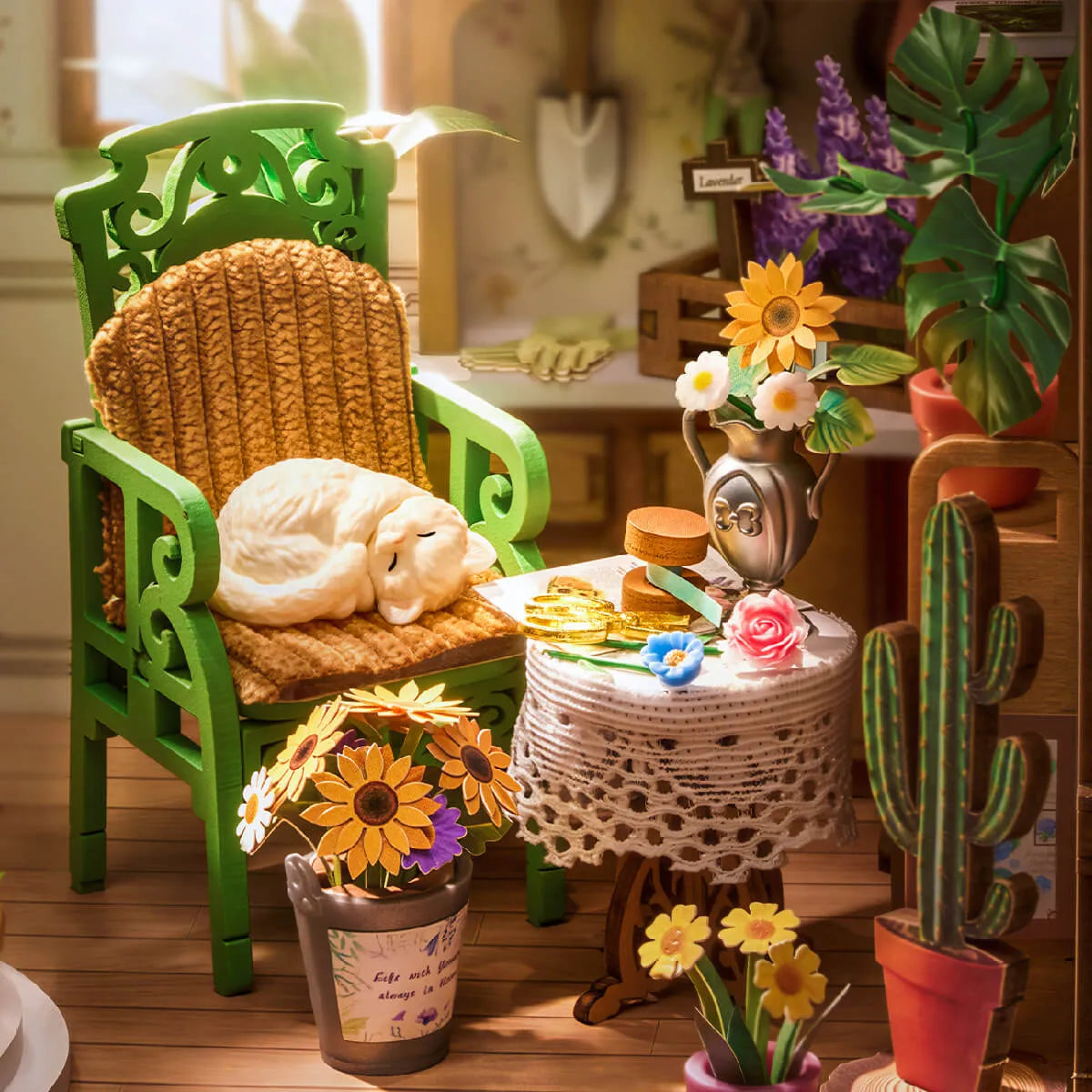 Detalle del gato dormido en el sillón y las macetas de Secret Bloomy Nook.