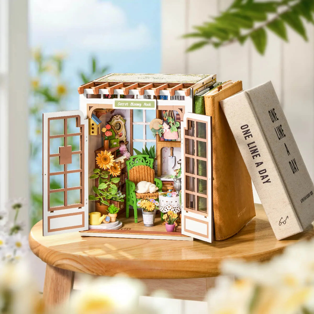 Secret Bloomy Nook con las puertas abiertas junto a libros y plantas.
