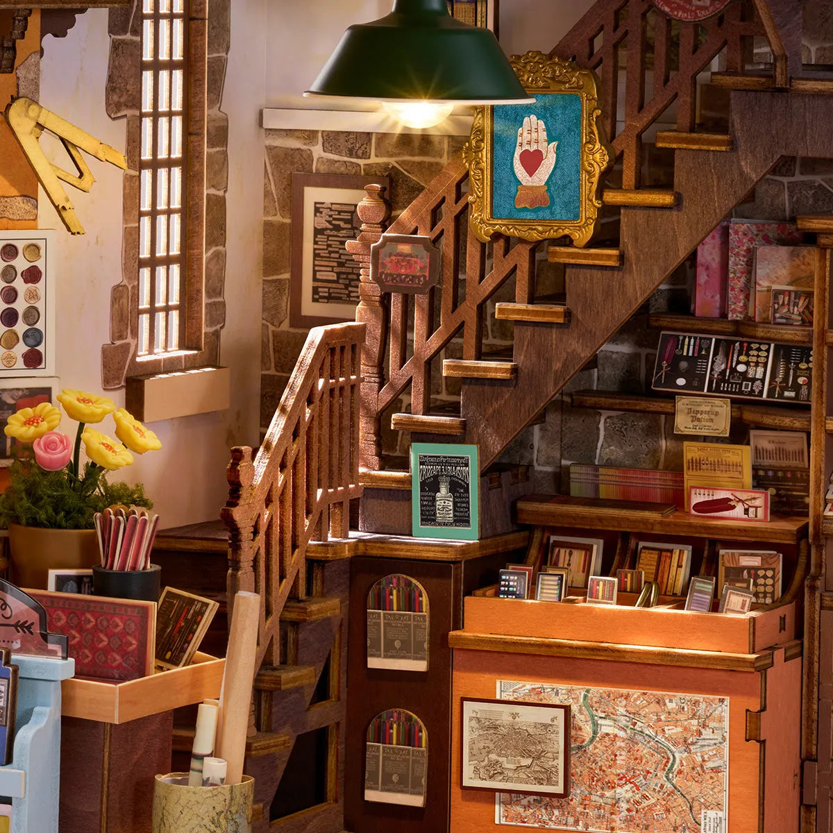 Detalle del mostrador, la escalera y la lámpara encendida de Wisdom Stationery Shop.