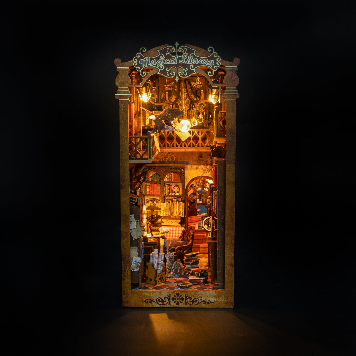 Magical Library de Hongda, iluminada sobre fondo oscuro