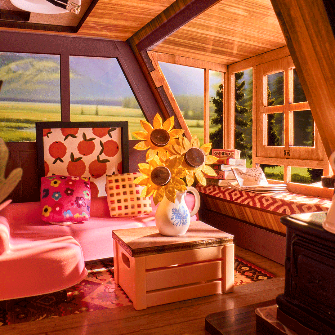Detalle del sofá, la mesa y los girasoles del interior · Rolife