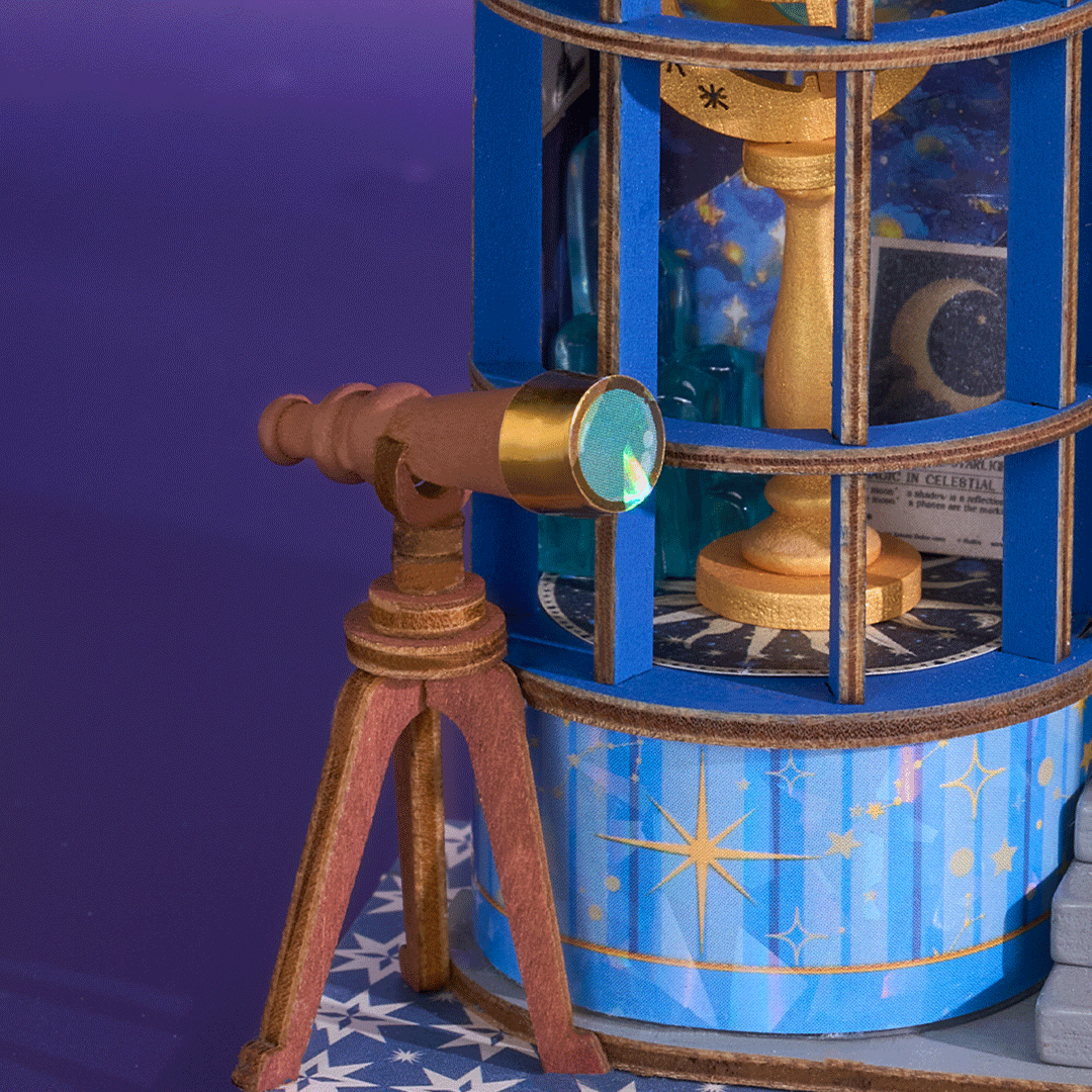 Detalle del telescopio frente al escaparate azul · Rolife