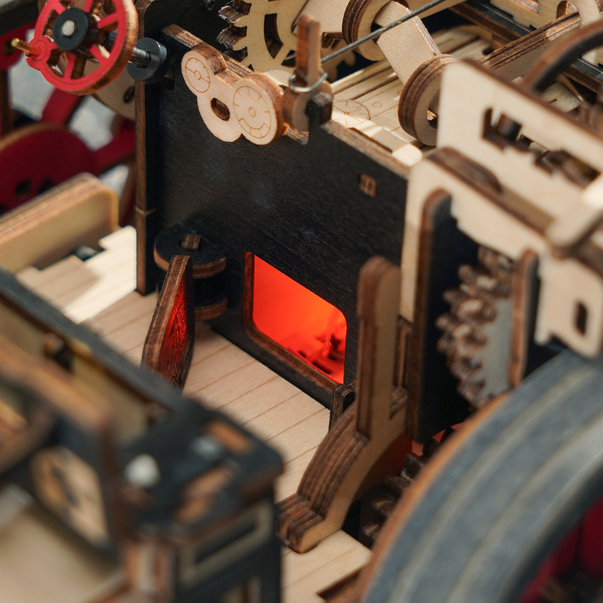 Detalle de la luz roja que imita el fuego en Steam Engine