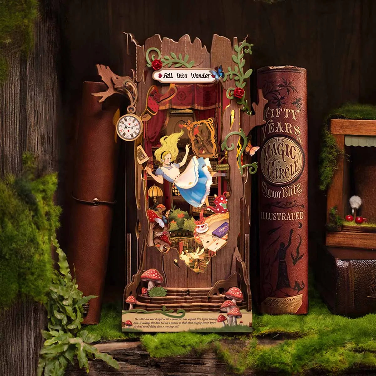 Fall into Wonder iluminado entre libros, rodeado de vegetación decorativa.