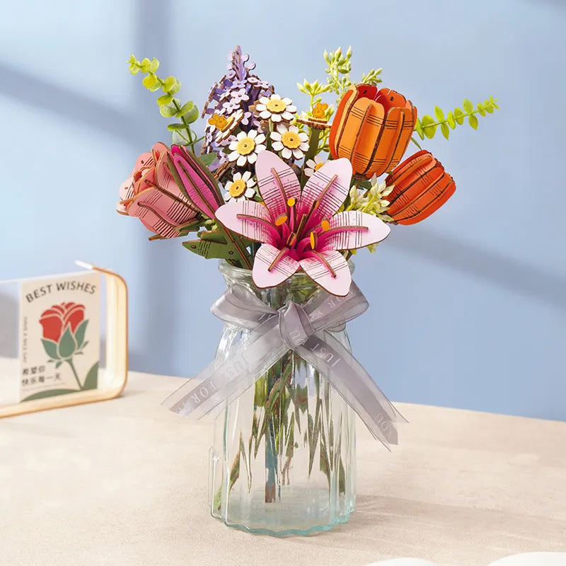 Tulipanes naranjas combinados con otras flores de madera en un jarrón de cristal.