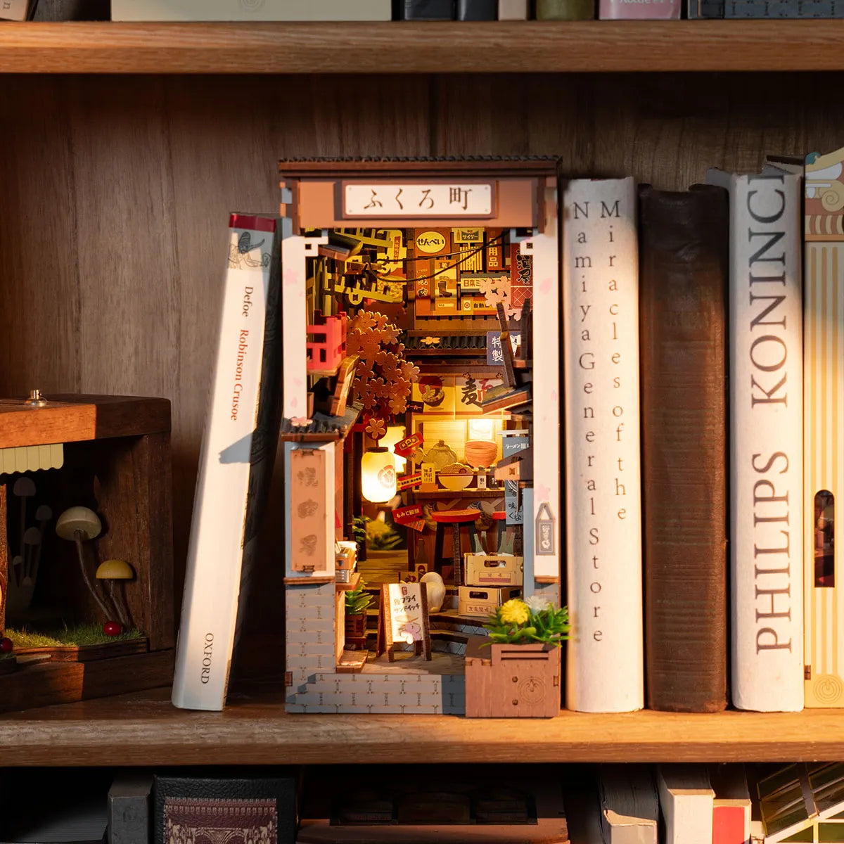 
Sakura Wine Alley iluminado entre libros en una estantería de madera.