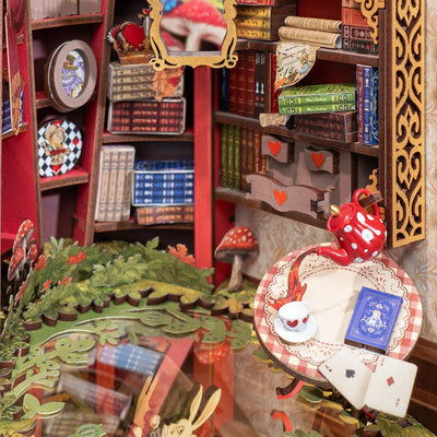 Detalle de libros, cartas y una taza en el interior de Fall into Wonder.