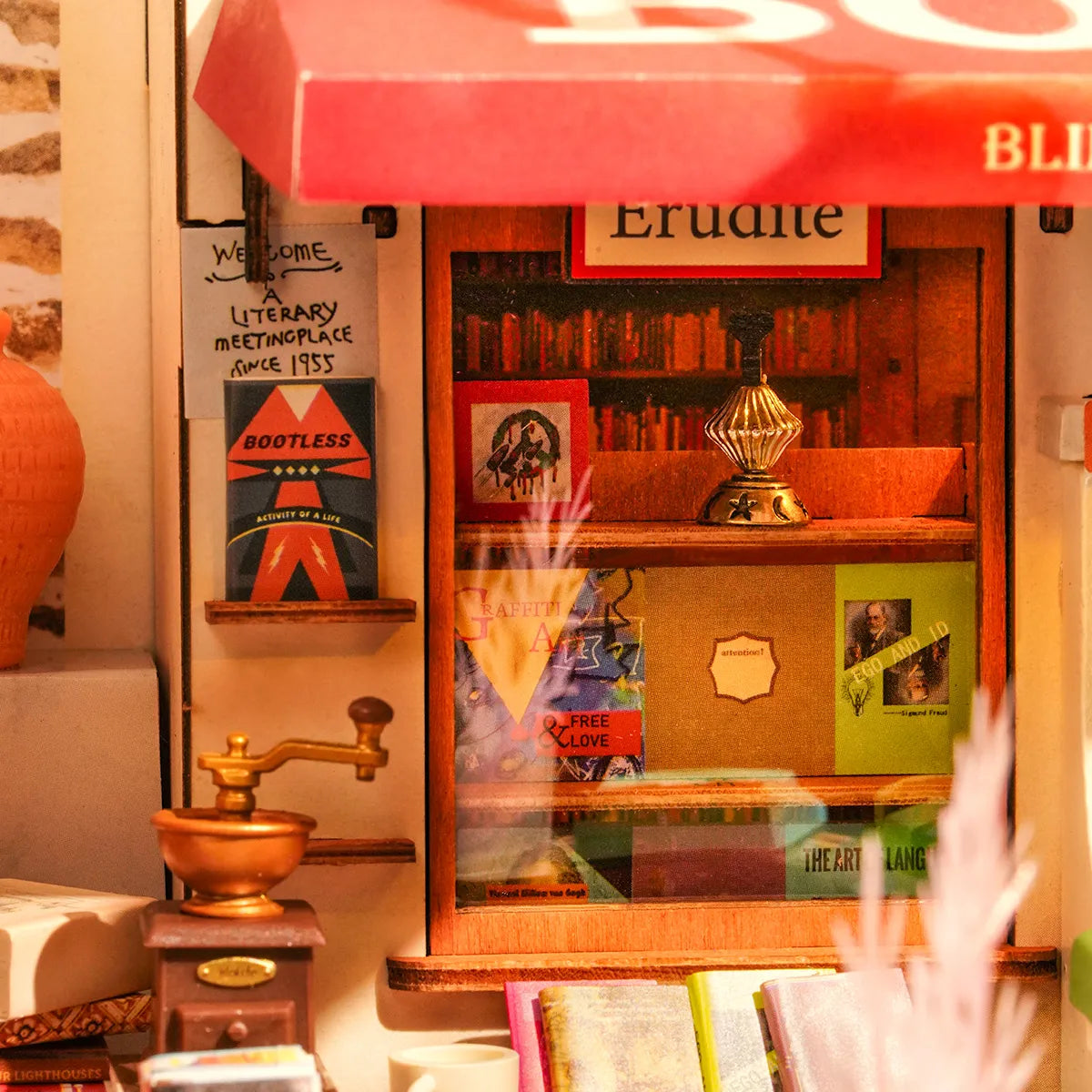 Detalle del escaparate y los libros bajo el toldo rojo de Corner Bookstore.