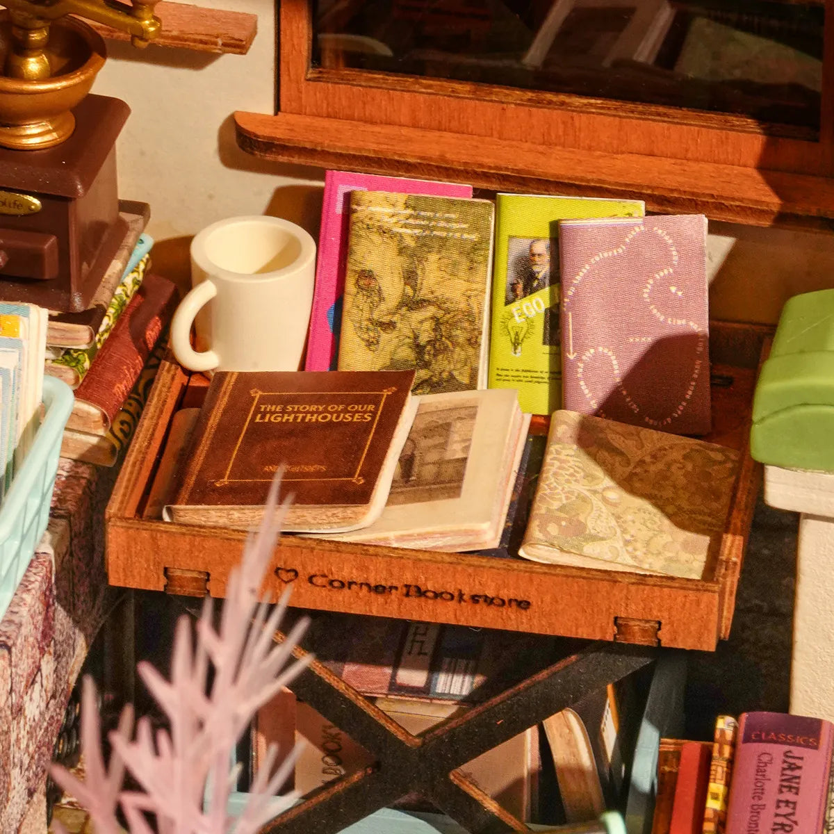 Detalle de los libros y la taza sobre el expositor de Corner Bookstore.