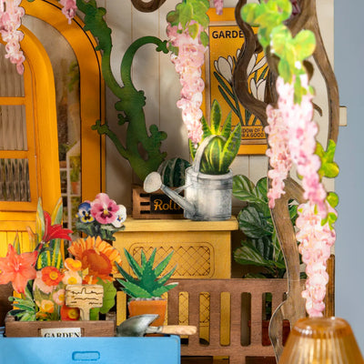 Detalle de la regadera, las macetas y las flores del interior de Garden House.