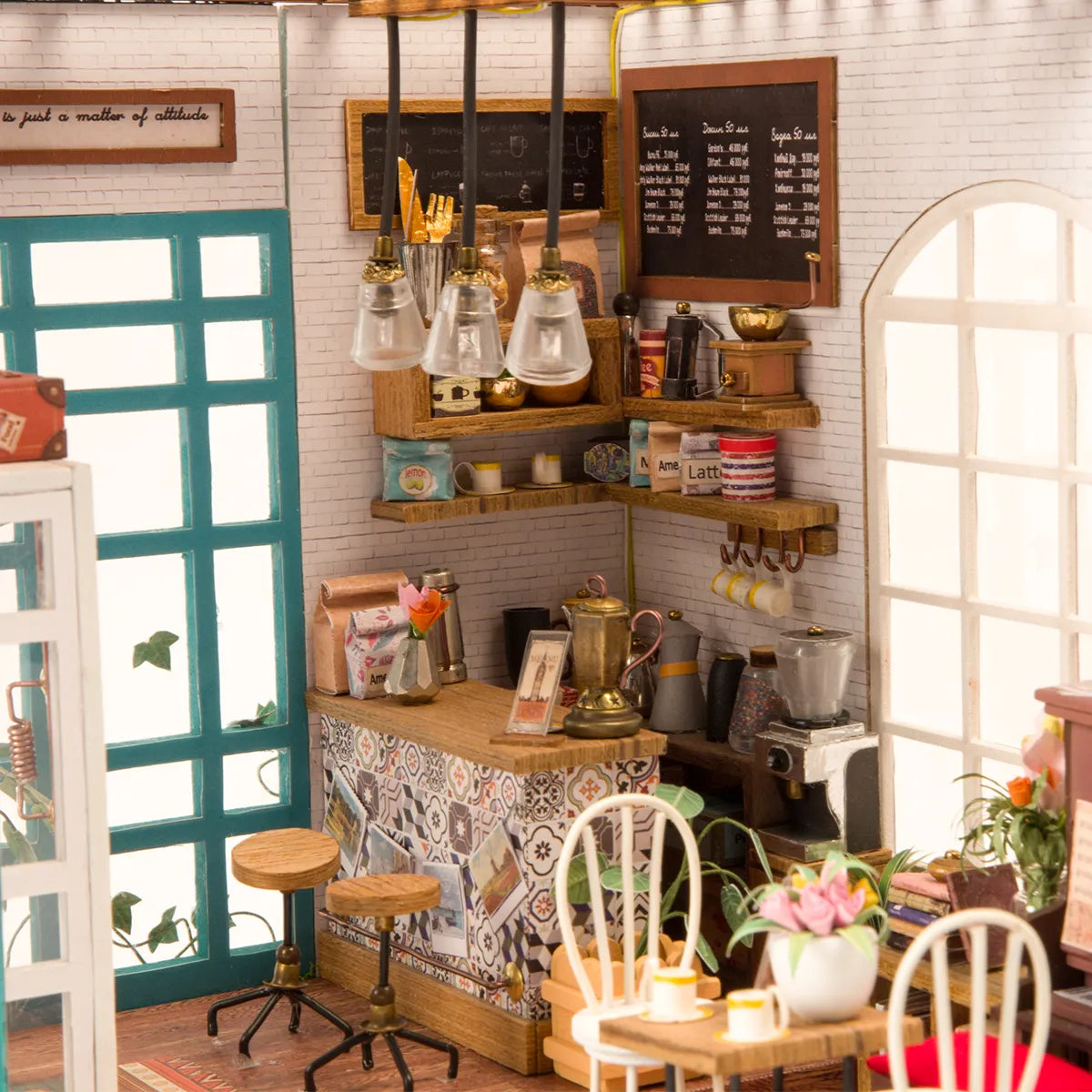 Detalle de la barra, las lámparas y las mesas de Simon’s Coffee.