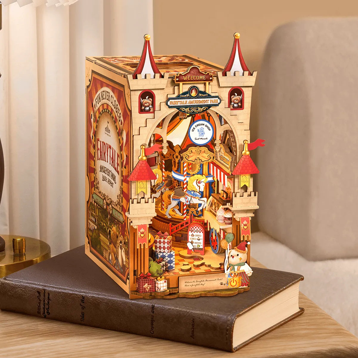 
Fairytale Amusement Park sobre un libro junto a una ventana.