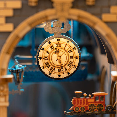 Detalle del reloj colgante y el tren decorativo de Time Travel.