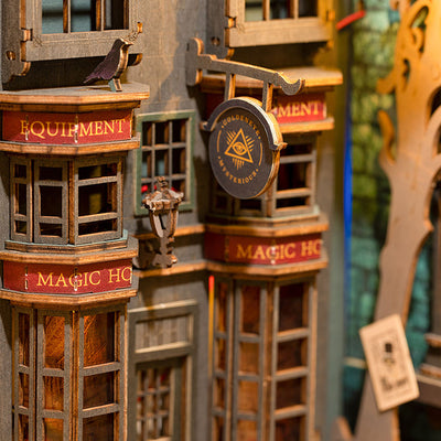 Detalle de los escaparates y letreros del callejón de Magic House.