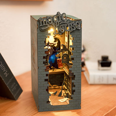 Magic House iluminado sobre una mesa junto a libros.