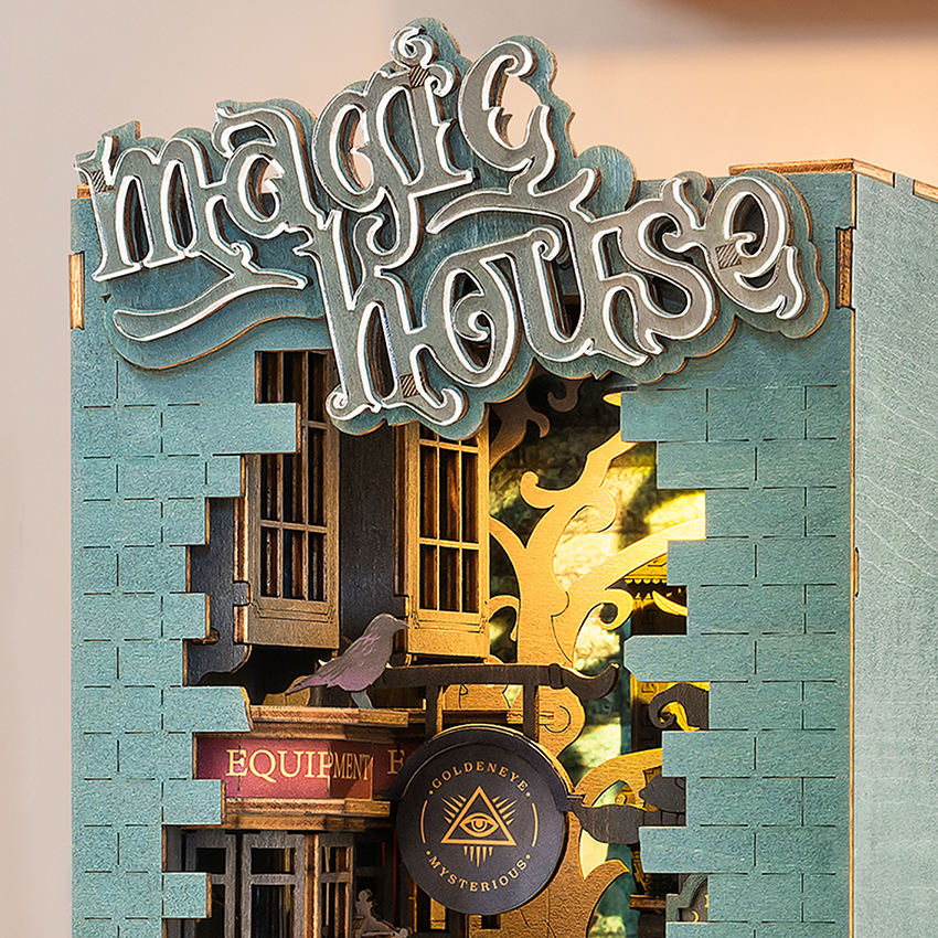 Detalle del letrero Magic House y la parte superior de la fachada verde.