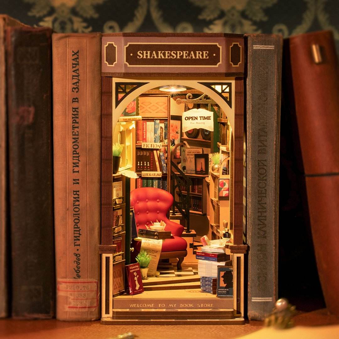 
Shakespeare’s Bookstore iluminado entre libros en una estantería.