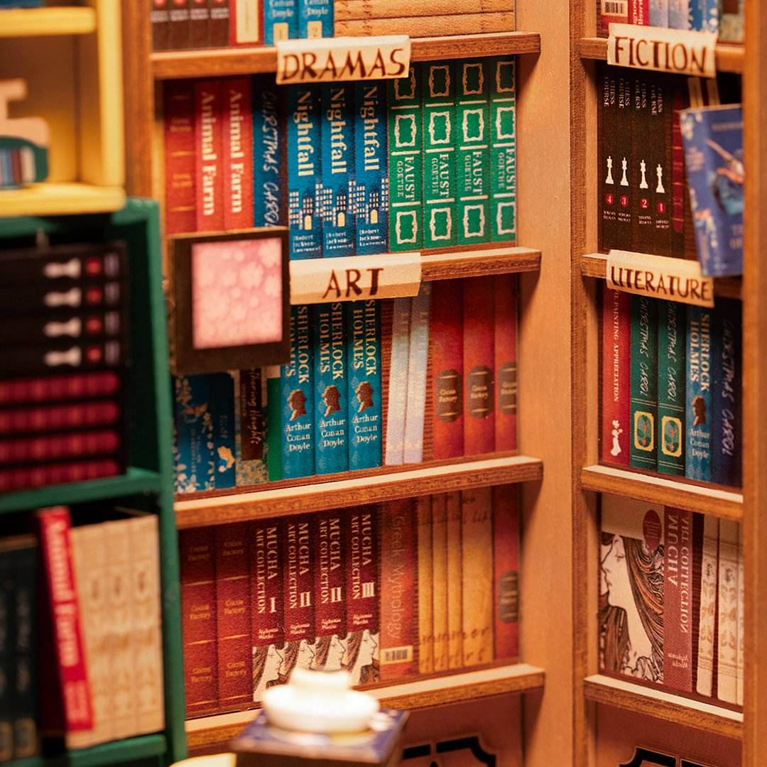
Detalle de las estanterías y los libros de Shakespeare’s Bookstore.