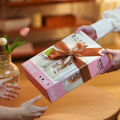 Caja de Falling Sakura con un lazo, presentada como regalo.