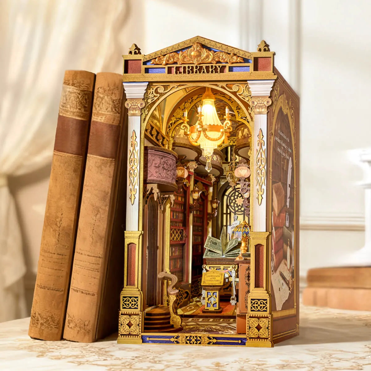
Library of Wonders iluminado junto a libros, con columnas y entrada dorada.