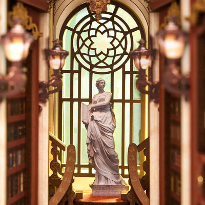 Detalle de la estatua y el ventanal al fondo de Library of Wonders.