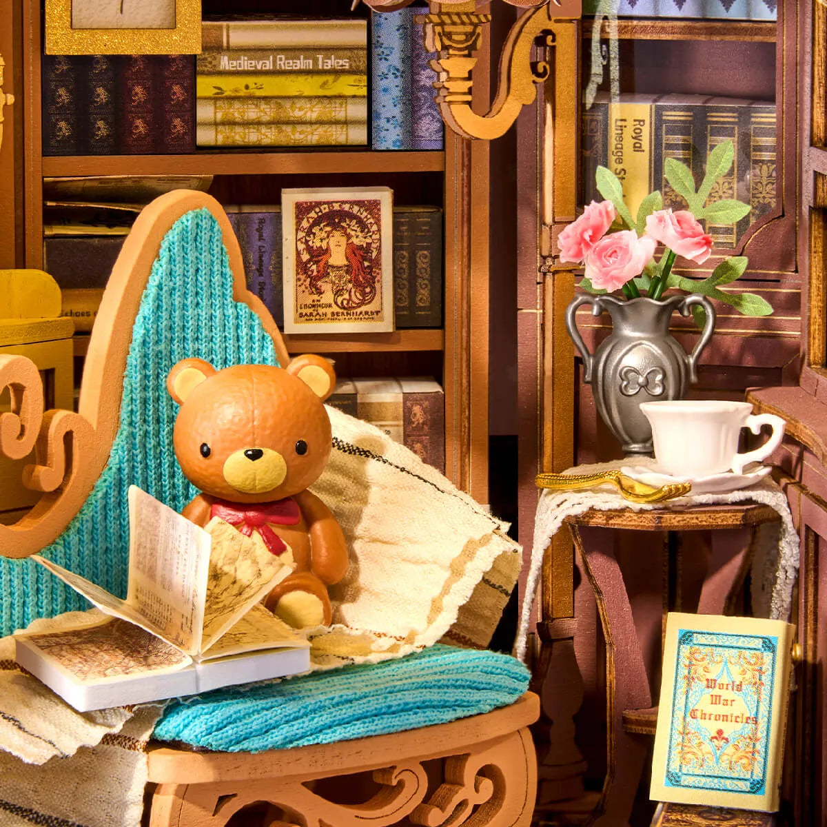Detalle del osito con un libro en el sillón de Quiet Corner Study.