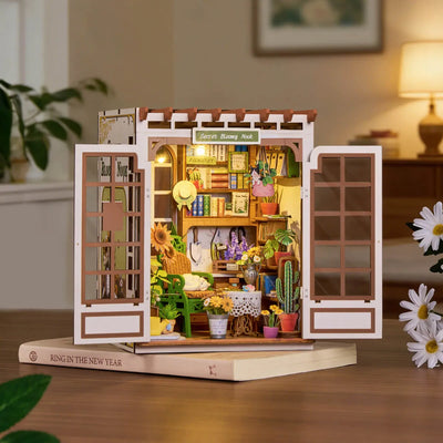 Secret Bloomy Nook iluminado sobre un libro, con las puertas abiertas.