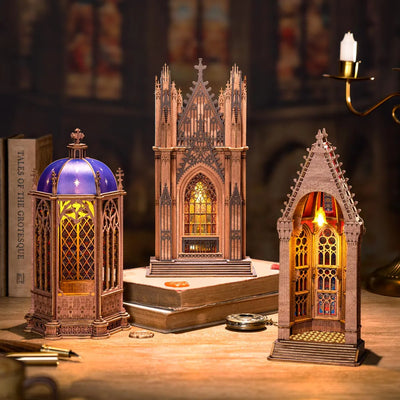 Twin-Tower Cathedral junto a otros dos modelos arquitectónicos de madera iluminados.