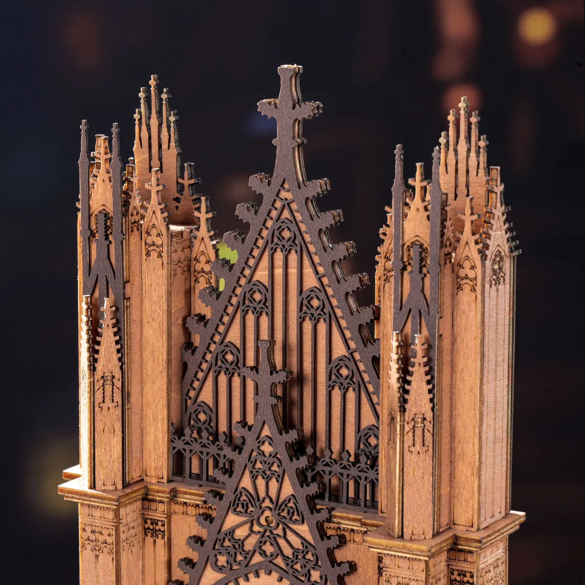 
Detalle de las dos torres y los adornos de madera de Twin-Tower Cathedral.