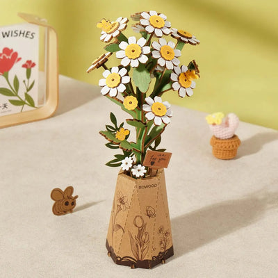 Chamomile con flores blancas y amarillas en su jarrón de madera, sobre una mesa decorada.