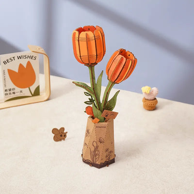 Orange Tulip montado en su jarrón de madera sobre una mesa decorada.