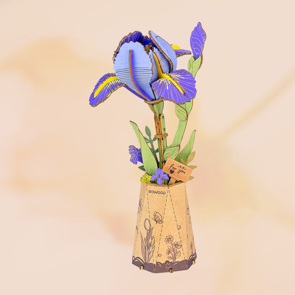 Purple Iris montado en su jarrón de madera sobre un fondo cálido.
