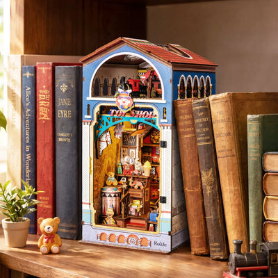 Treasure Toy Shop entre libros, visto en tres cuartos con su fachada azul.