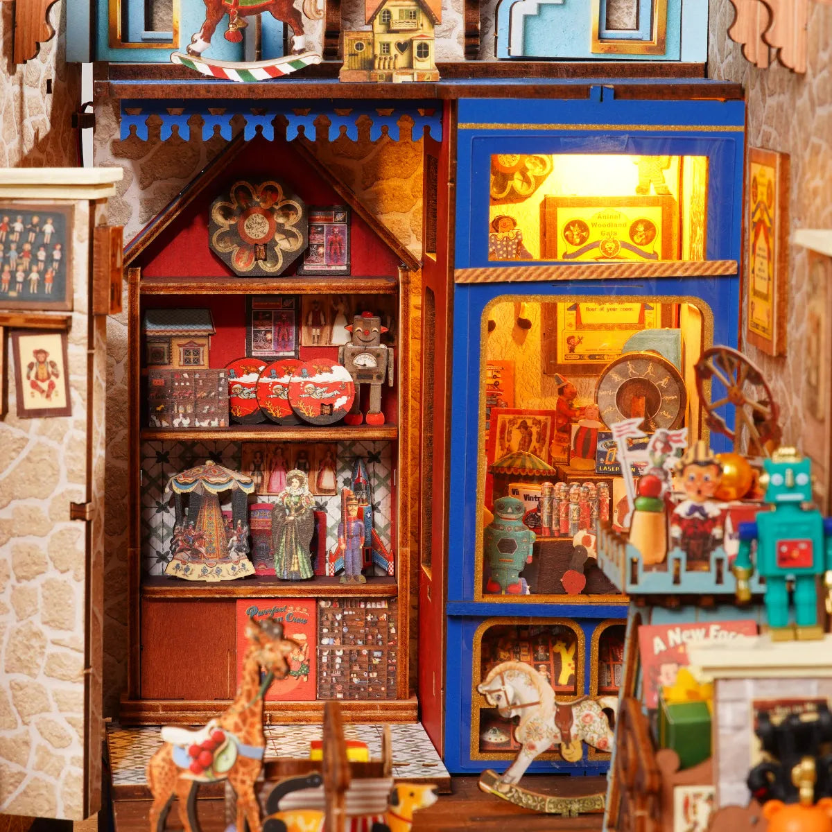 Detalle de los juguetes y las vitrinas iluminadas de Treasure Toy Shop.