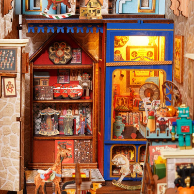 Detalle de los juguetes y las vitrinas iluminadas de Treasure Toy Shop.