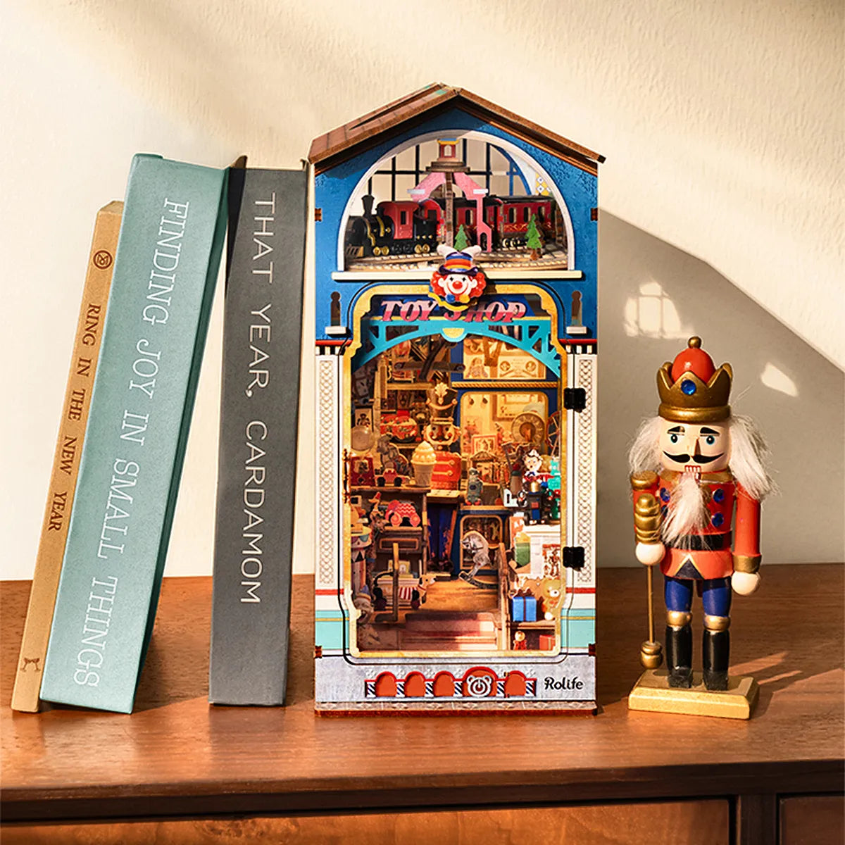 
Treasure Toy Shop montado junto a libros y un cascanueces decorativo.