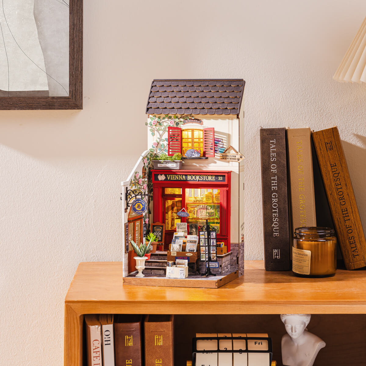 
Vienna Bookstore montada sobre una estantería junto a libros.