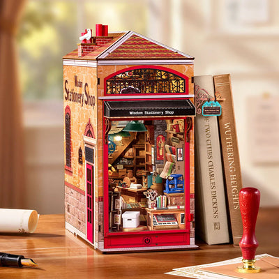 Wisdom Stationery Shop montado sobre una mesa junto a libros y un sello.