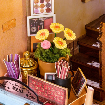Detalle de los lapiceros, cuadernos y flores de Wisdom Stationery Shop.