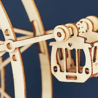 Primer plano de una cabina de madera de Ferris Wheel Music Box.
