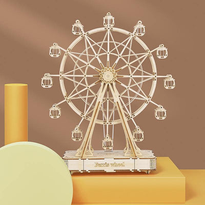 Noria de madera Ferris Wheel Music Box sobre una peana amarilla.