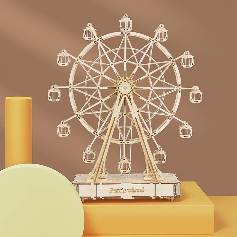 
Noria de madera Ferris Wheel Music Box sobre una peana amarilla.