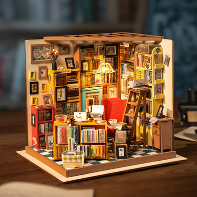 Sam’s Study iluminado visto de frente sobre una mesa en un ambiente oscuro.