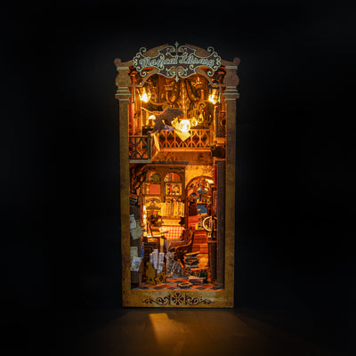 Magical Library de Hongda, iluminada sobre fondo oscuro