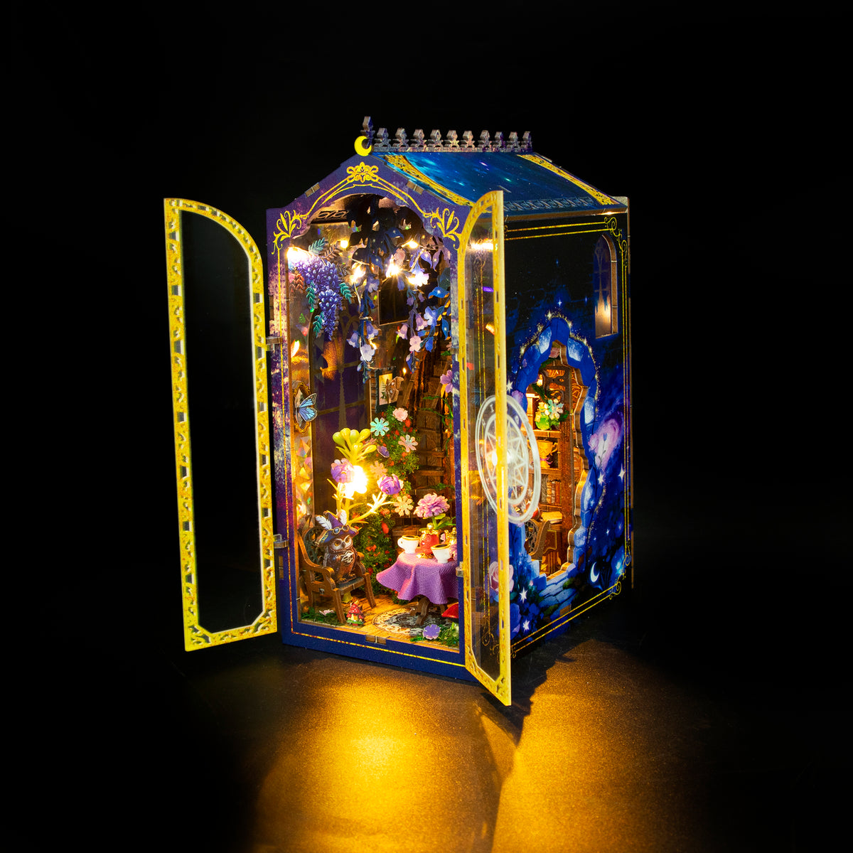 Magic Garden Workshop de Hongda, iluminada sobre fondo oscuro