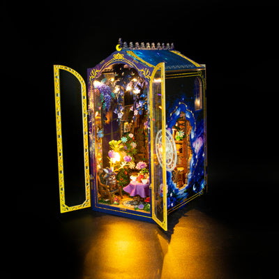 Magic Garden Workshop de Hongda, iluminada sobre fondo oscuro