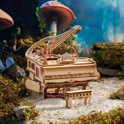 Magic Piano con su banqueta en una ambientación de bosque con setas